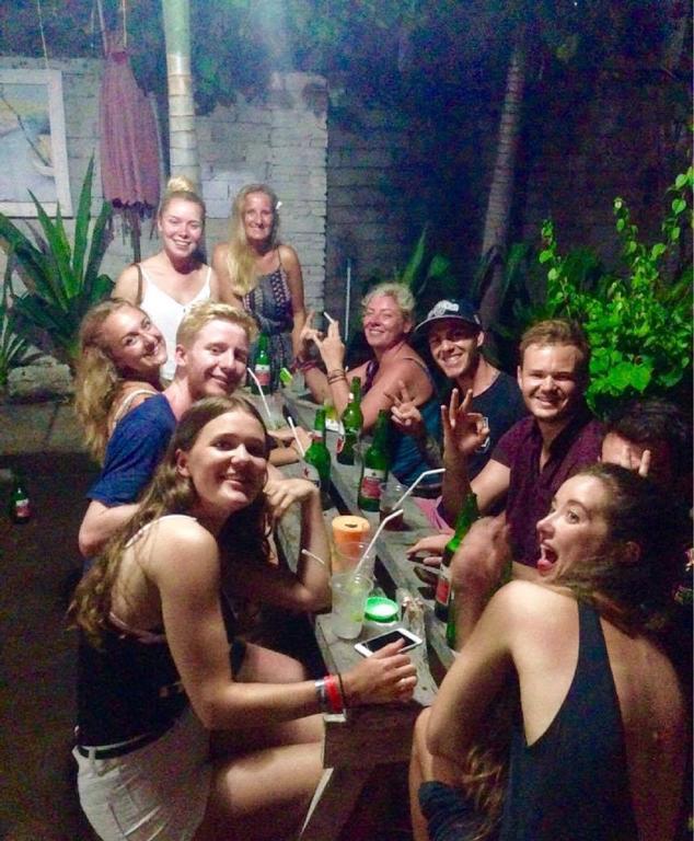 Good For Ya Knee Hostel & Bungalows (Adults Only) Gili Trawangan Extérieur photo